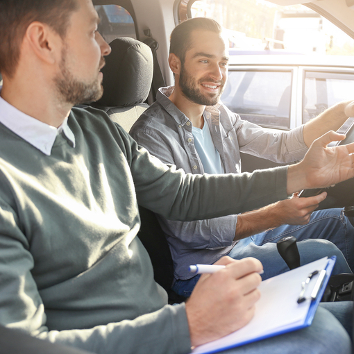 Was macht ein:e Fahrlehrer:in?